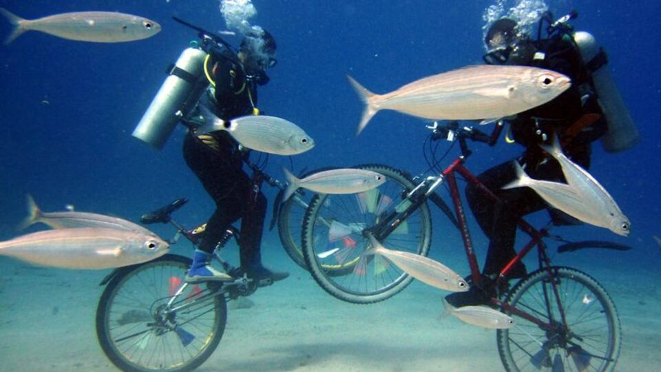 Deniz dibinde bisiklet turu