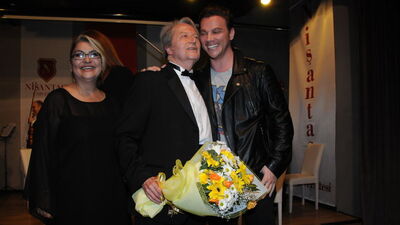 Ünlü şarkıcı babasını dinlemeye gitti