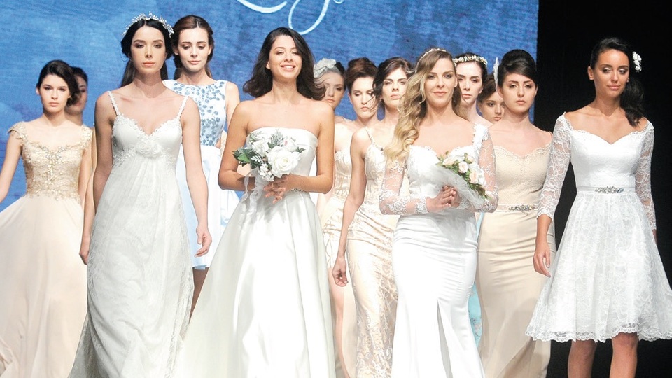İzmir Fashion Week'te güzeller geçidi
