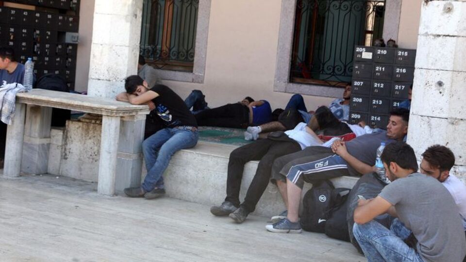 Bu caminin misafirleri hiç eksik olmuyor!