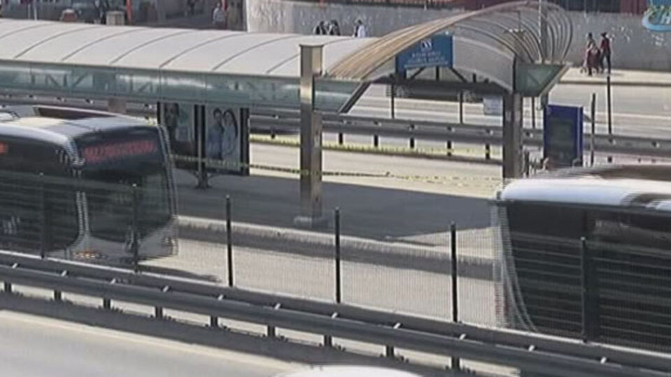 Avcılar metrobüs durağında alarm!