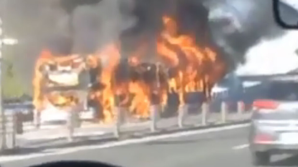 Topkapı'da metrobüs alev alev yandı! Patlamalar oldu!
