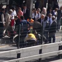 Baygınlık geçiren kadın metrobüsün önüne düştü!