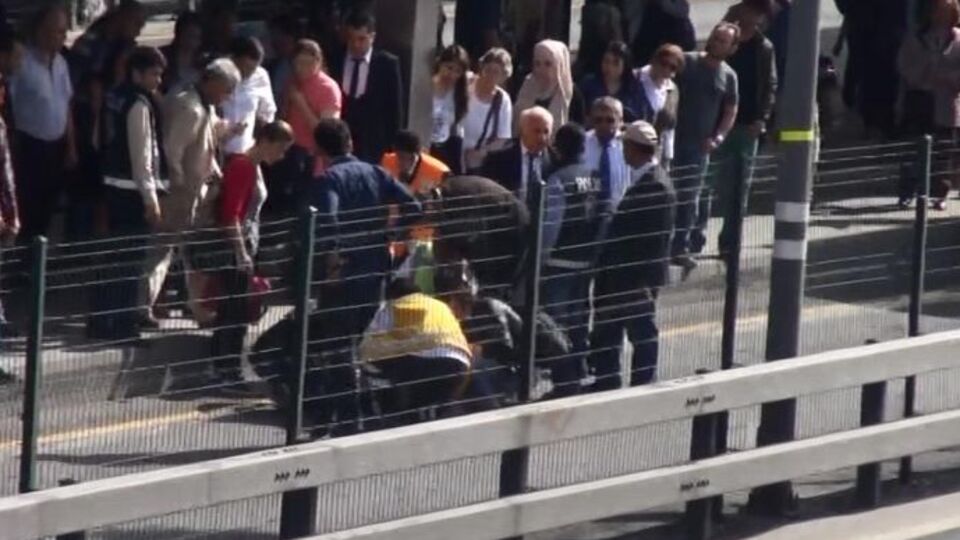 Baygınlık geçiren kadın metrobüsün önüne düştü!