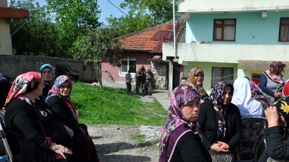 Kamyon şoförü, evinin önünde av tüfeği ile öldürüldü