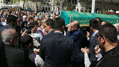 Cumhurbaşkanı da tabuta omuz verdi