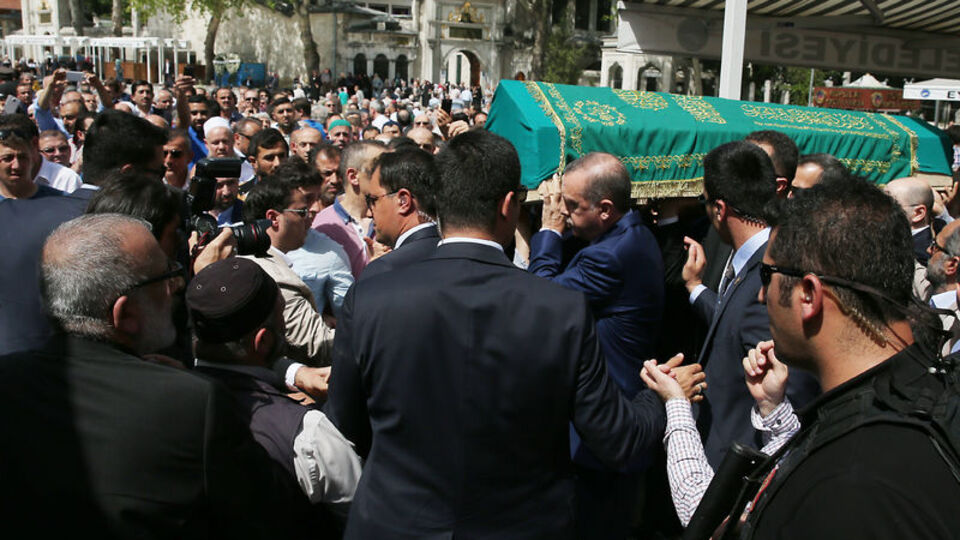 Cumhurbaşkanı da tabuta omuz verdi