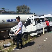 Minibüs tankere çarptı: 3 ölü, 11 yaralı