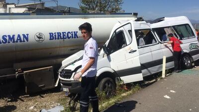 Minibüs tankere çarptı: 3 ölü, 11 yaralı
