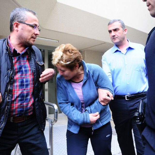 Cezaevine silahı bakın nasıl sokmuş! Hükümlünün eşi bacağındaki...