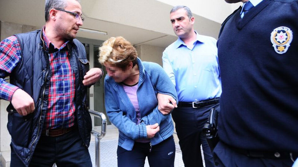 Cezaevine silahı bakın nasıl sokmuş! Hükümlünün eşi bacağındaki...
