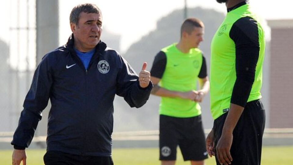 Hagi kendini görevden aldı!