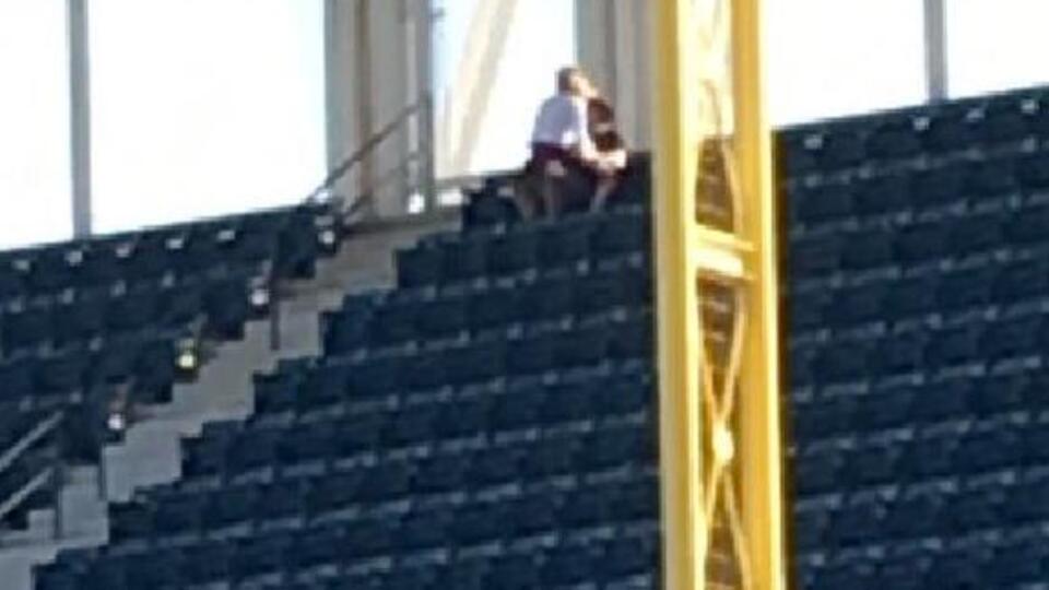 Tribünde seks yaparken yakalandılar