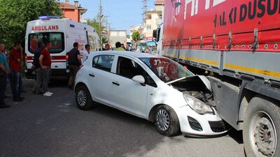 Otomobil TIR'ın altına girdi!