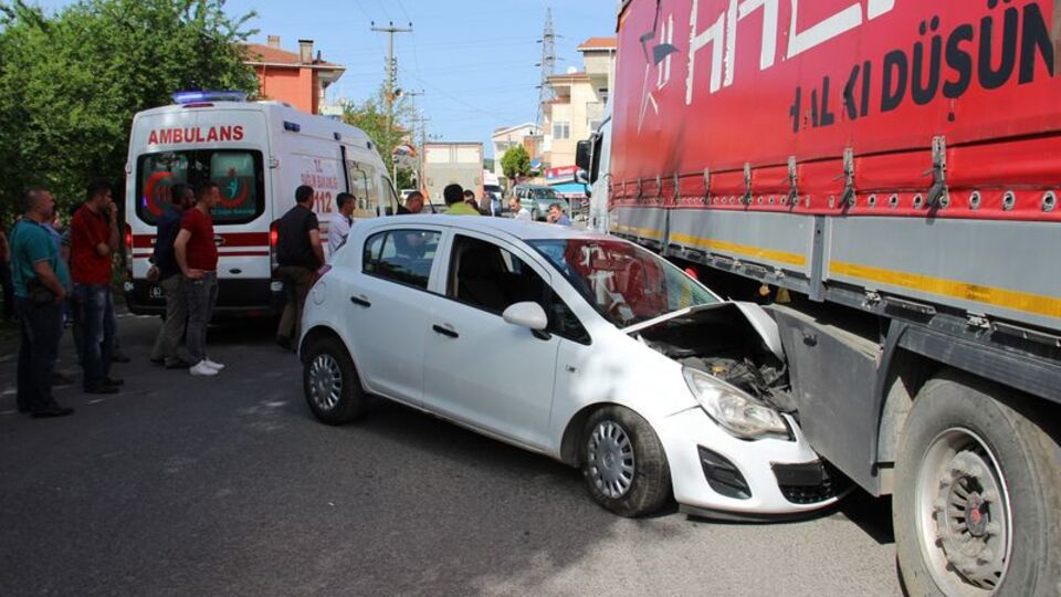 Otomobil TIR'ın altına girdi!