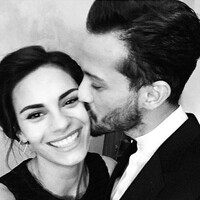 Ünlü çift nişanlandı