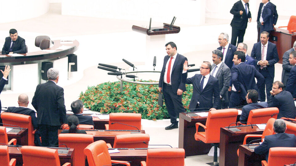 Meclis'te 02.30 krizi