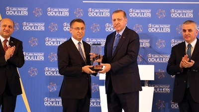 AFAD ödülünü Cumhurbaşkanı Erdoğan'ın elinden aldı