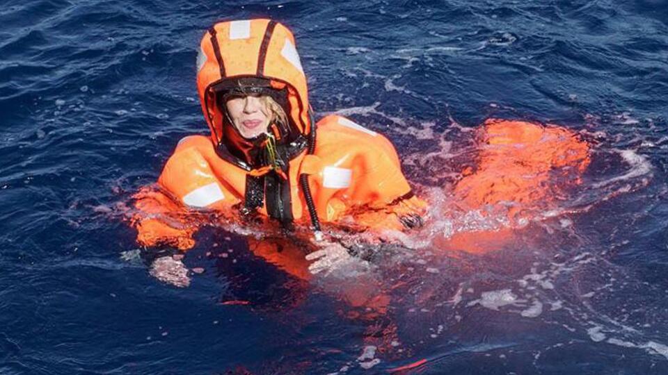 Norveçli Bakan 'mültecileri anlamak için' denize atladı