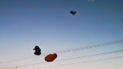 Tellere takıldı, helikopterin rüzgarıyla yere düştü