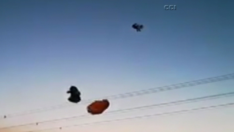 Tellere takıldı, helikopterin rüzgarıyla yere düştü