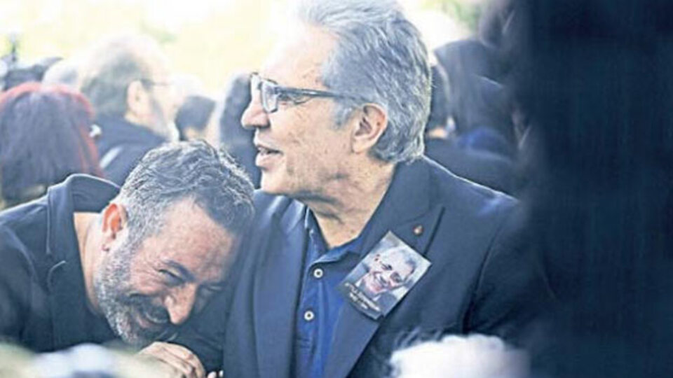 Cem Yılmaz cenazedeki fotoğrafla ilgili açıklama yaptı