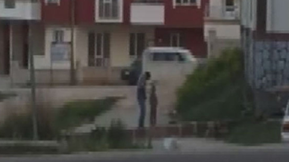 Sokak ortasında çocuğa cinsel taciz kamerada!