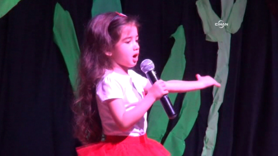 Daha okuma yazma bile bilmiyor ama...