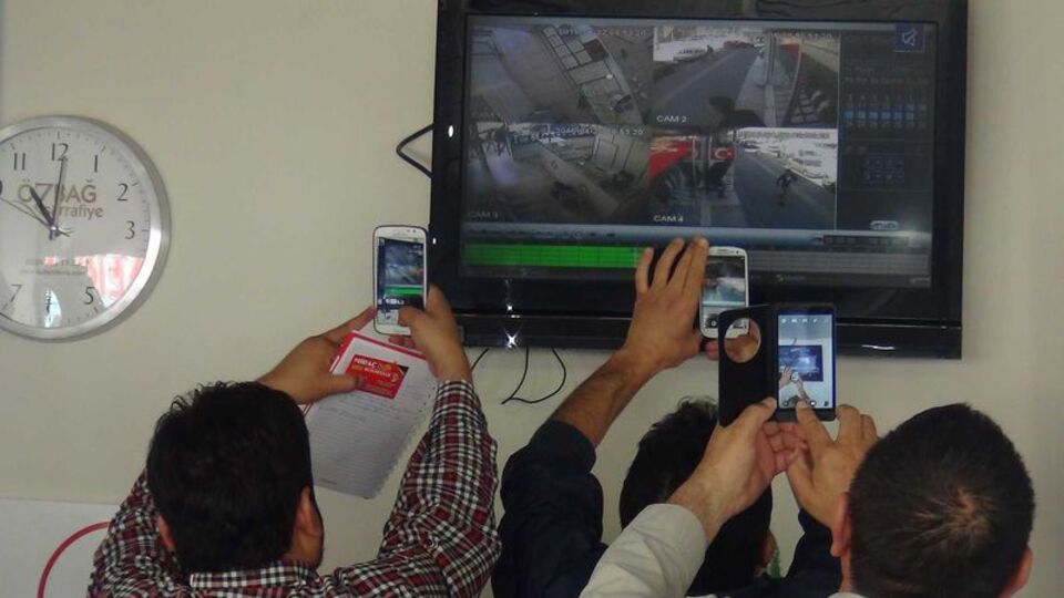 Onu görüntüleyip Whatsapp'tan yollamak için birbirleriyle yarıştılar!