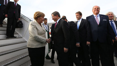 Davutoğlu: Geri kabul ancak vize muafiyeti ile uygulanır