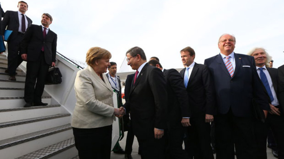 Davutoğlu: Geri kabul ancak vize muafiyeti ile uygulanır