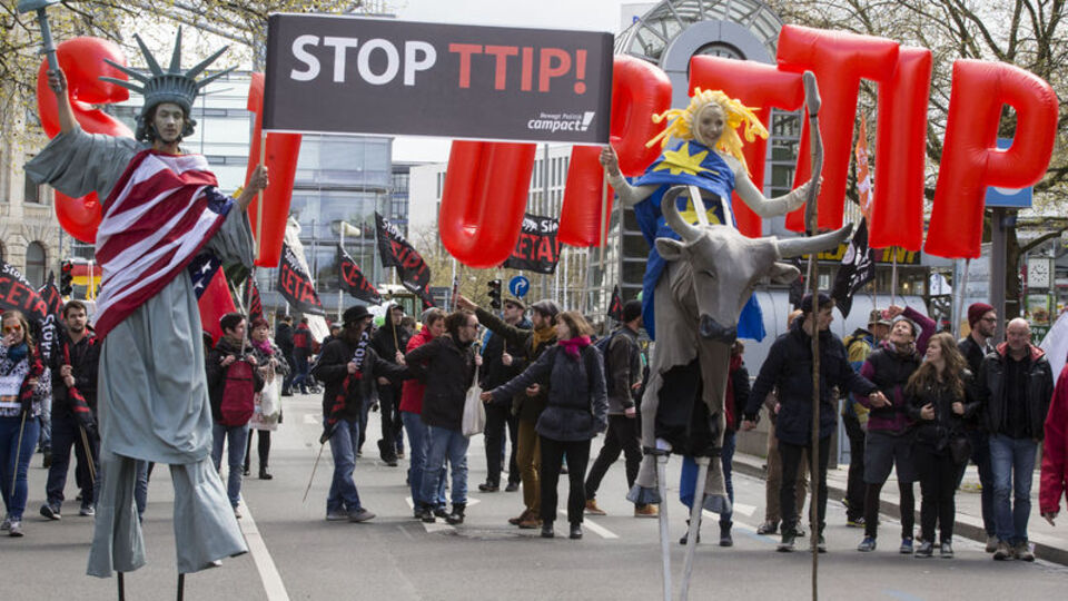Obama'nın Almanya ziyareti öncesinde protesto!