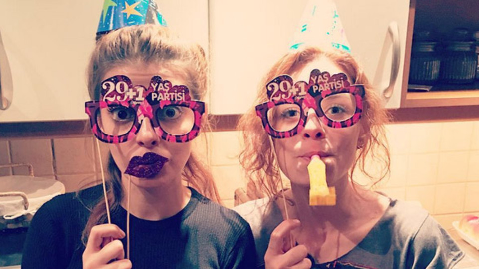 Özge'ye sürpriz kutlama!