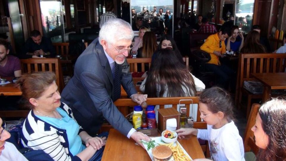 Emekli profesör onlar için garson oldu!