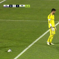 Volkan'a ayakkabı fırlattılar!