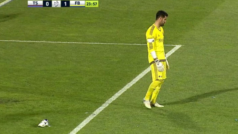 Volkan'a ayakkabı fırlattılar!