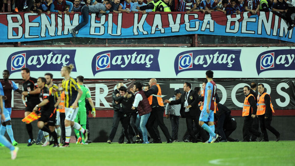 İşte hakemi döven saldırgan!