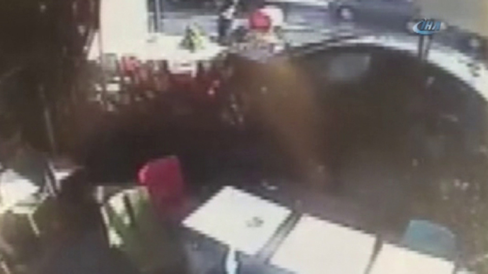 Faciadan kıl payı! Restoranın bahçesine daldı