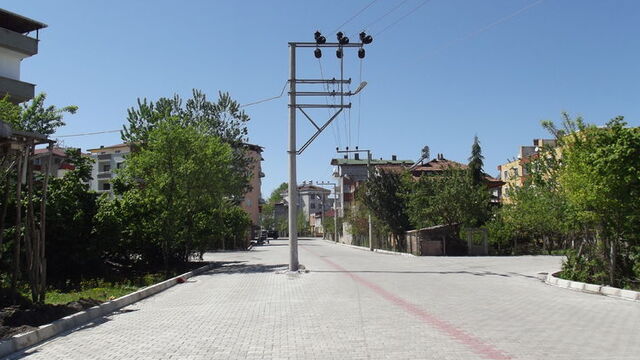 Yol genişletilince ortada kaldı