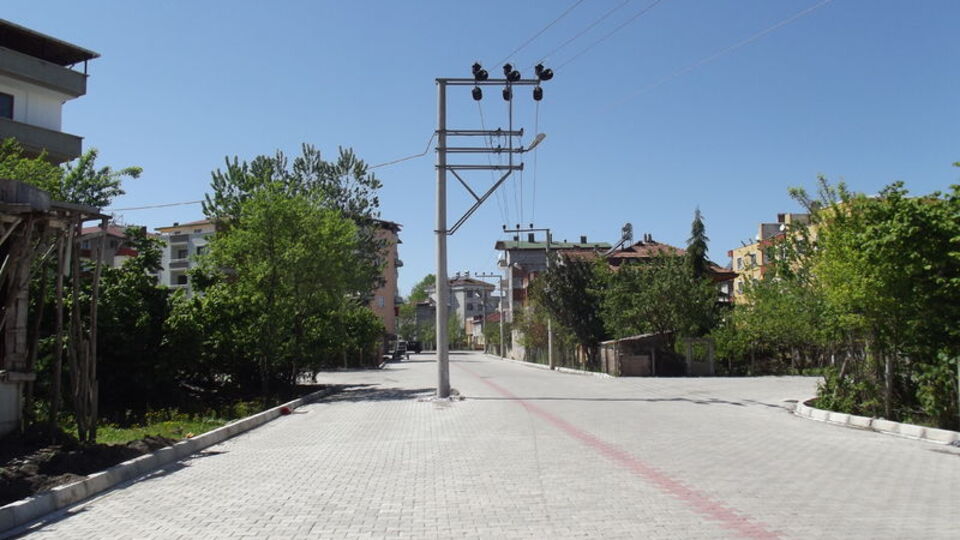 Yol genişletilince ortada kaldı
