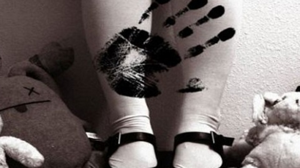 Koruyucu aile olarak aldı, 4.5 yaşında istismara başladı!