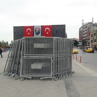 1 Mayıs için 6 kamyon bariyer getirildi