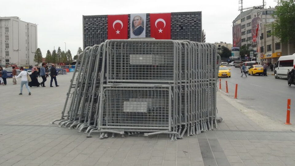 1 Mayıs için 6 kamyon bariyer getirildi