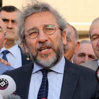 Dündar'a bir ceza iki beraat