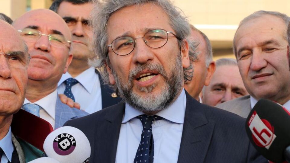 Dündar'a bir ceza iki beraat
