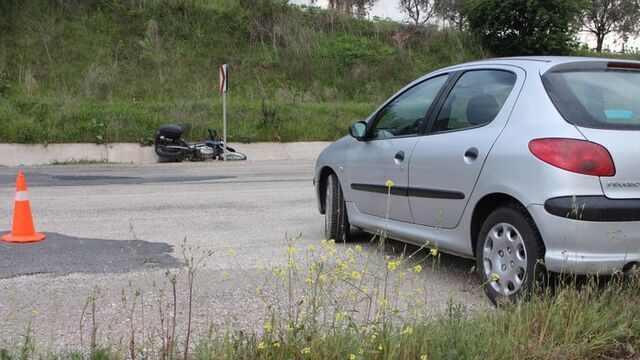Motosiklete arkadan çarptı: 1 kişi...