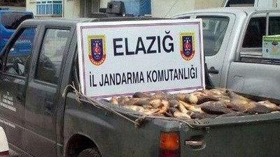 Jandarma 3 minübüsü durdurdu! İçinden 6 ton kaçak ...