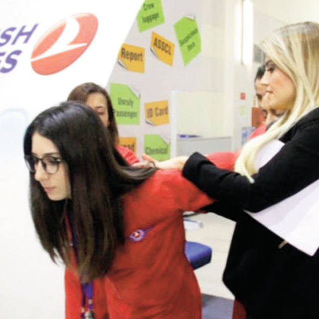 Huzursuzluk çıkaran yolcuya kelepçe!