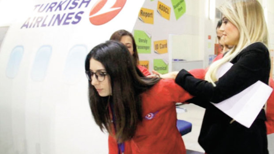 Huzursuzluk çıkaran yolcuya kelepçe!