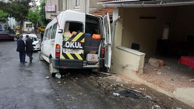Öğrenci servisinin freni boşaldı: 8 yaralı
